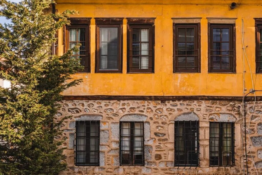 ❈ In Kastoria you will find a cocktail mix of  

The mansions built during the 1…