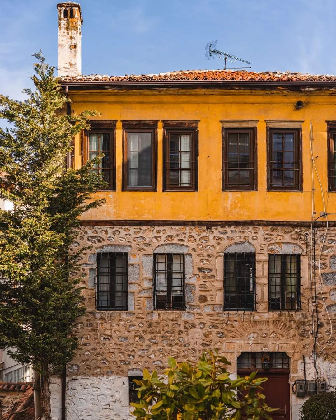 ❈ In Kastoria you will find a cocktail mix of  

The mansions built during the 1…