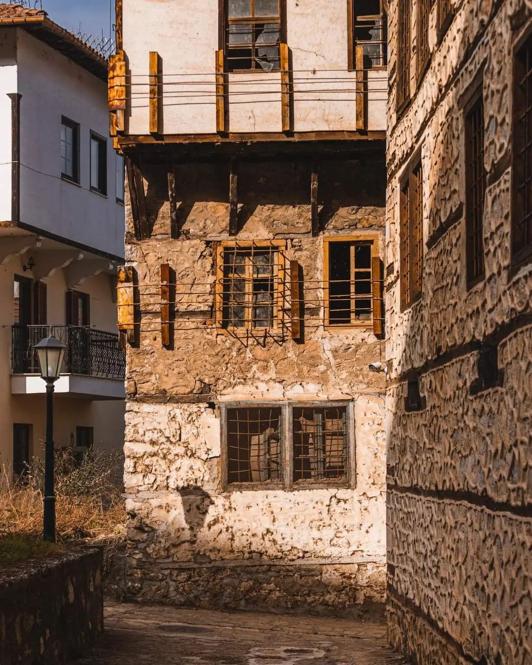 ❈ Wander through the picturesque streets of Kastoria to observe the harmony of w…